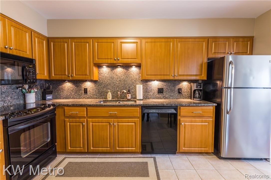 682 Highgate Mews Rochester, MI 48307 - Photo 11 of 19 Highgate RH-10.jpg