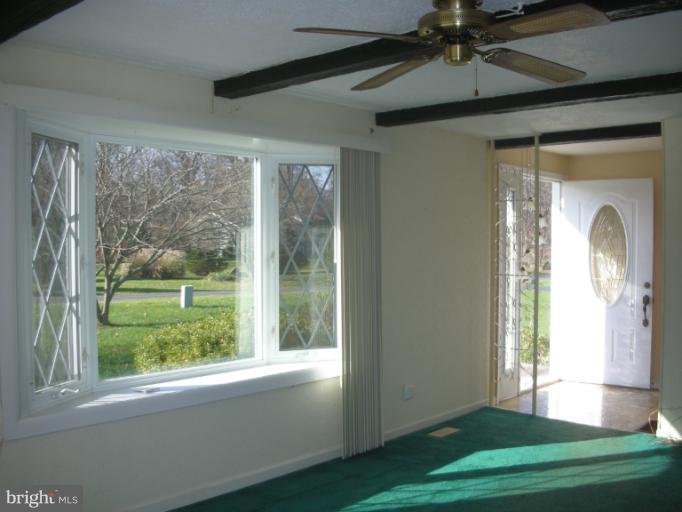 8531 Neck Road Williamsport, MD 21795 - Photo 10 of 30 Living Room