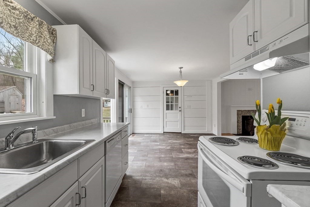 43 Horse Pond Road Shirley, MA 01464 - Photo 5 of 41