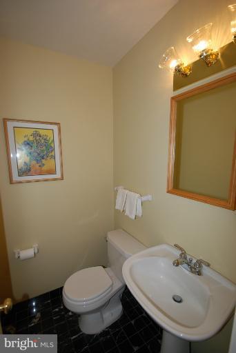 6103 Roxbury Avenue Springfield, VA 22152 - Photo 2 of 26 Bath