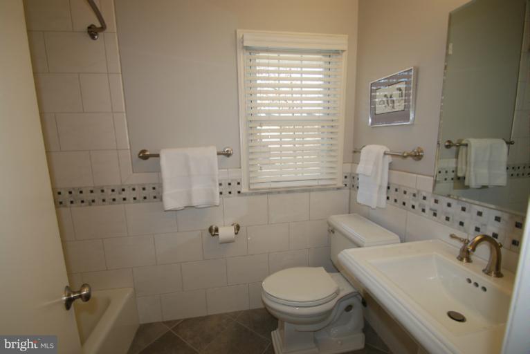 6103 Roxbury Avenue Springfield, VA 22152 - Photo 15 of 26 Bath