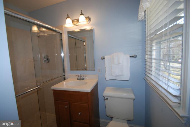6103 Roxbury Avenue Springfield, VA 22152 - Photo 16 of 26 Bath (Master)