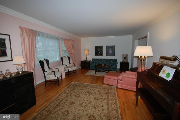 6103 Roxbury Avenue Springfield, VA 22152 - Photo 18 of 26 Living Room