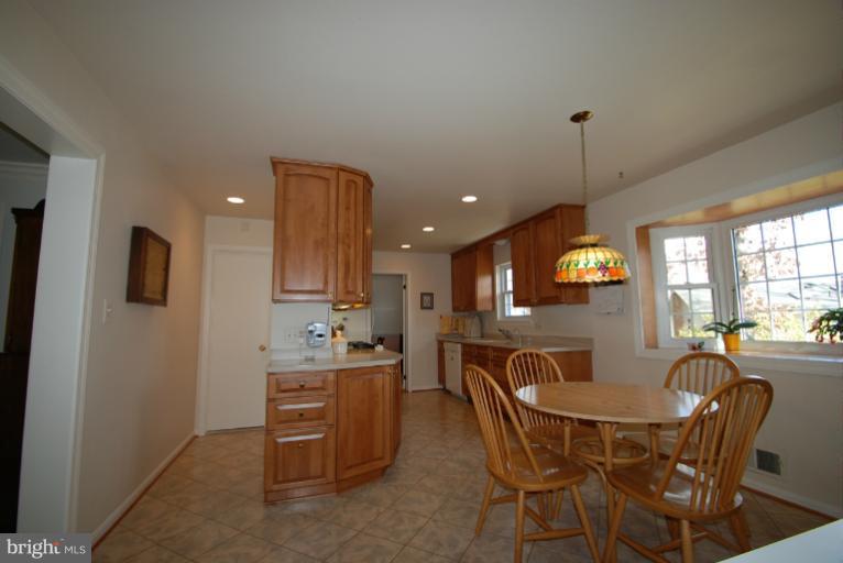 6103 Roxbury Avenue Springfield, VA 22152 - Photo 20 of 26 Kitchen