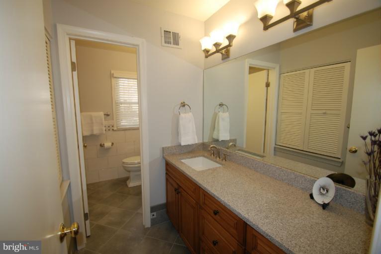 6103 Roxbury Avenue Springfield, VA 22152 - Photo 3 of 26 Bath