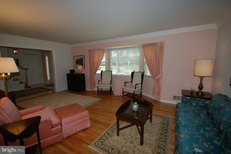 6103 Roxbury Avenue Springfield, VA 22152 - Photo 7 of 26 Living Room