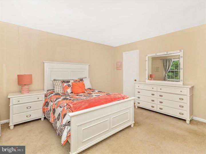 20105 Waringwood Way Gaithersburg, MD 20886 - Photo 20 of 39 a bedroom with a bed and a dresser