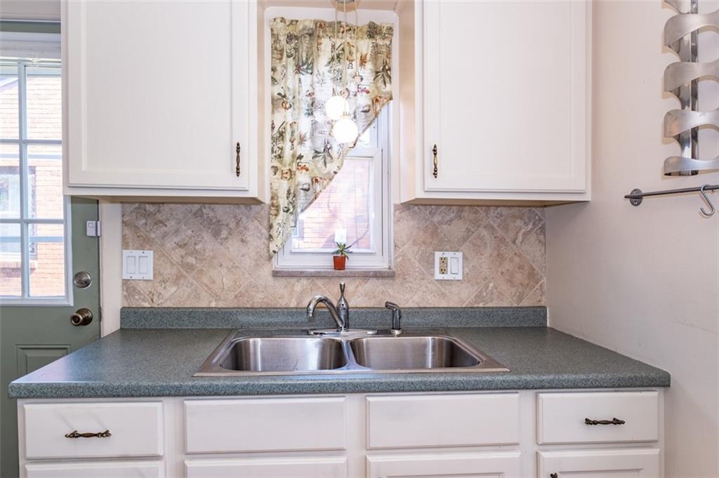 9 Robinhood Road Pittsburgh, PA 15220 - Photo 12 of 24 Gallery Image 12