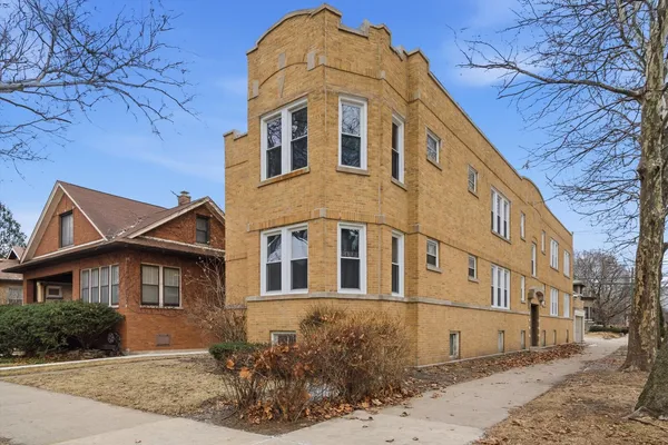 $1,899 | 6938 North Campbell Avenue, Unit 1, Chicago, IL 60645
