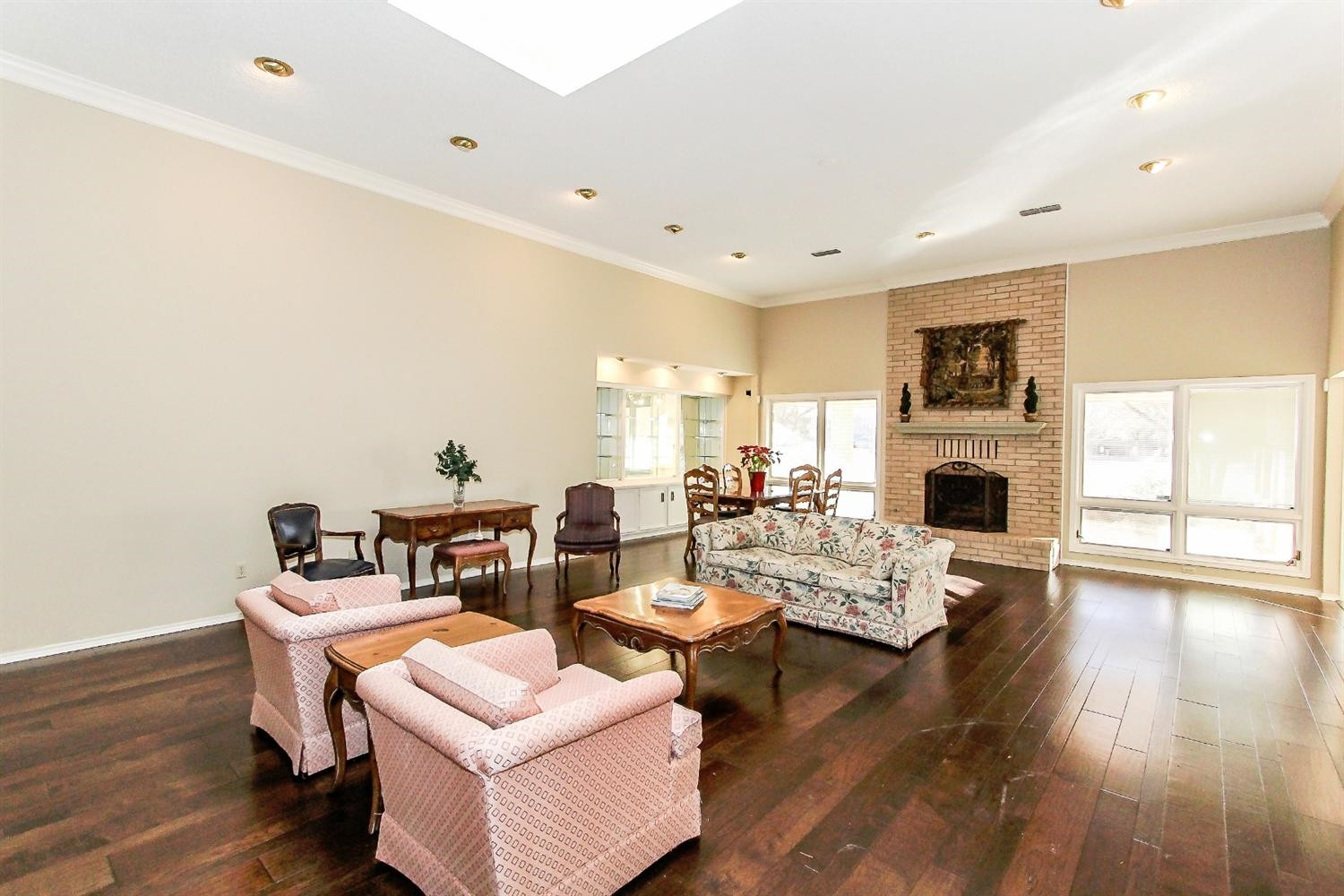 4627 89th Street Lubbock, TX 79424 - Photo 4 of 10 Living Room