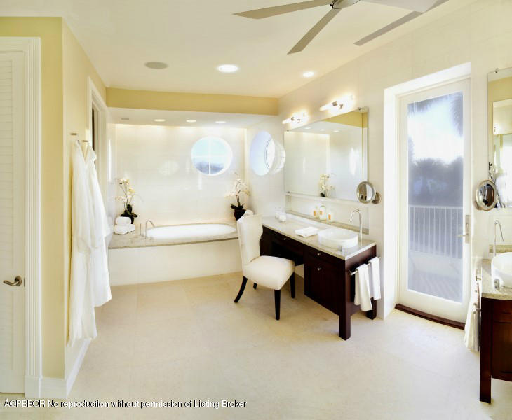 85 Curlew Road Manalapan, FL 33462 - Photo 18 of 30 a bathroom with a tub sink and mirror