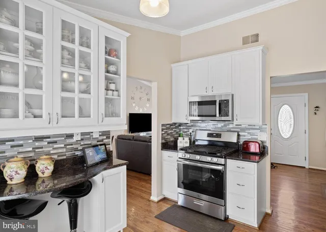 $715,000 | 13515 King Charles Drive, Chantilly, VA 20151