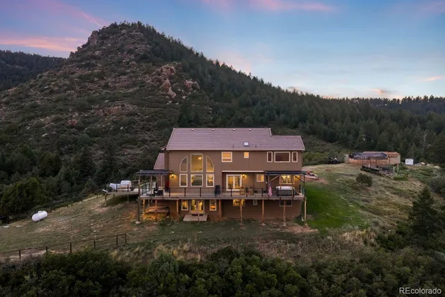 a view of a house with a yard table and chairs
