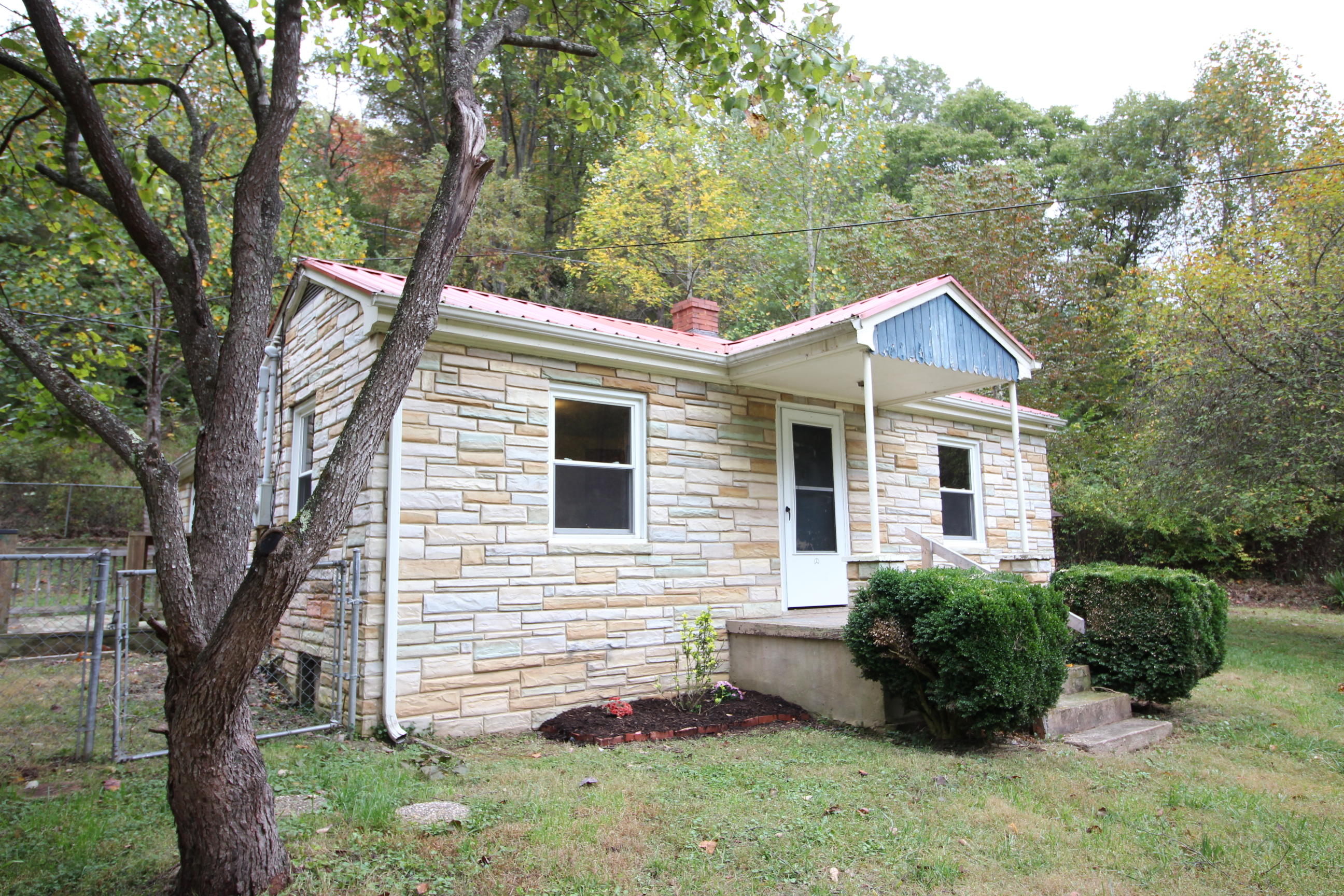7344 Mt Chestnut Road Roanoke, VA 24018 - Photo 3 of 20 Side