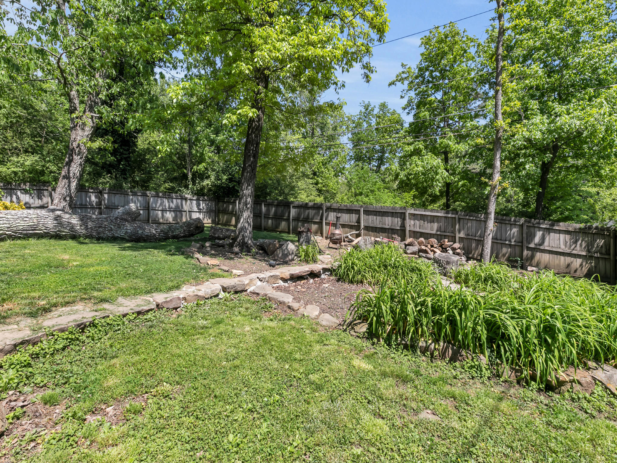 1006 Signal Road Signal Mountain, TN 37377 - Photo 8 of 23 private yard