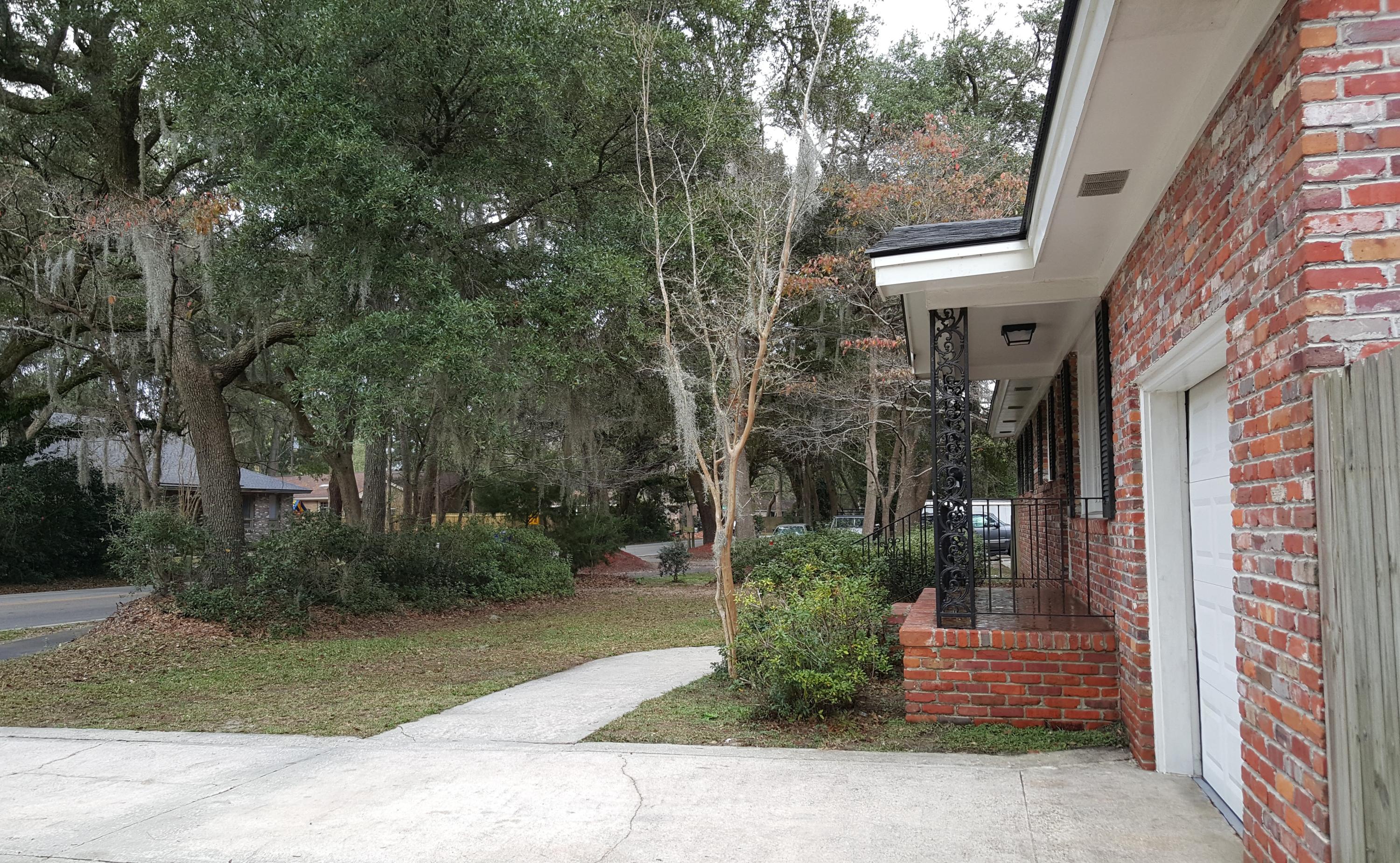 703 Fort Johnson Road Charleston, SC 29412 - Photo 4 of 25 Ft Johnson Jan front yard