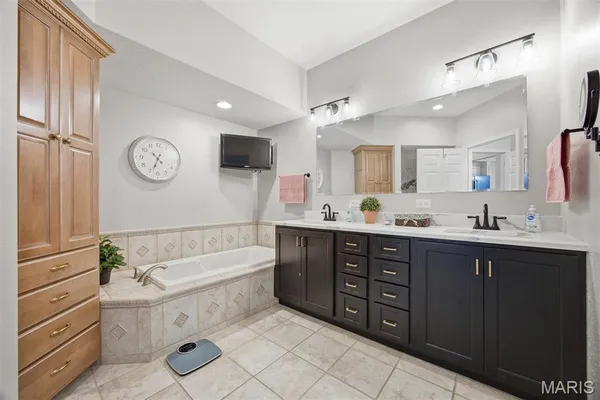 $435,000 | 2032 Bluebird Lane, Highland, IL 62249