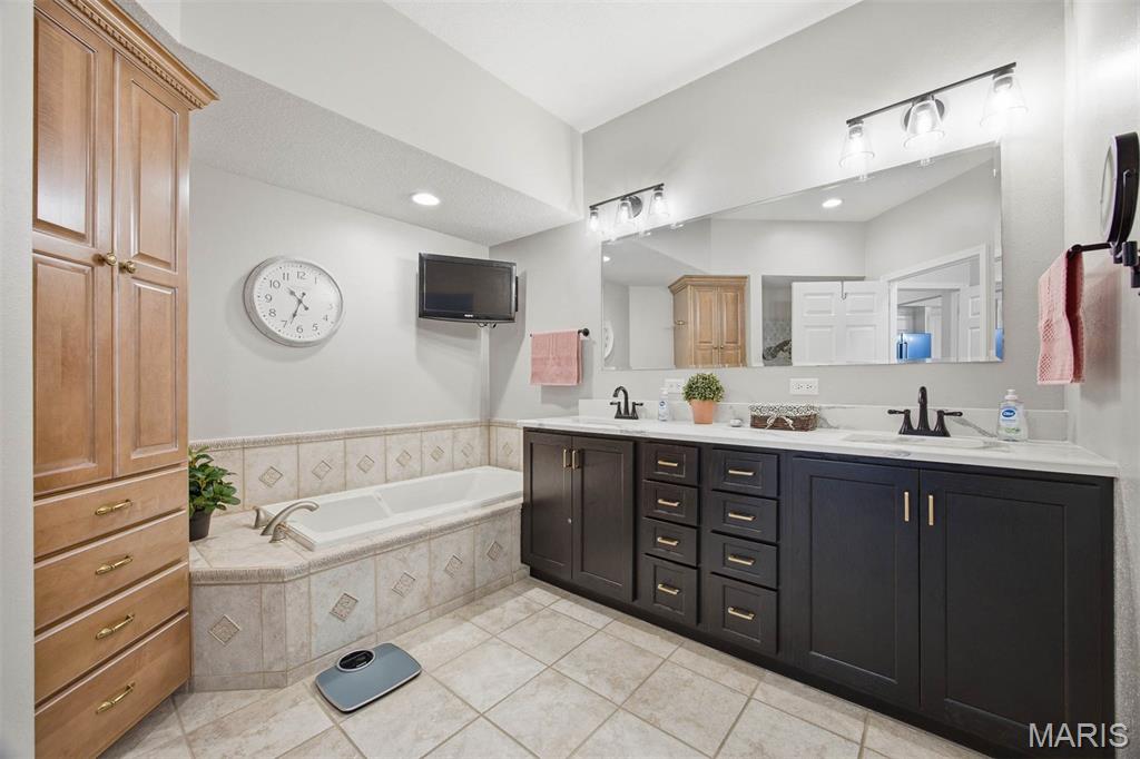 2032 Bluebird Lane Highland, IL 62249 - Photo 23 of 62