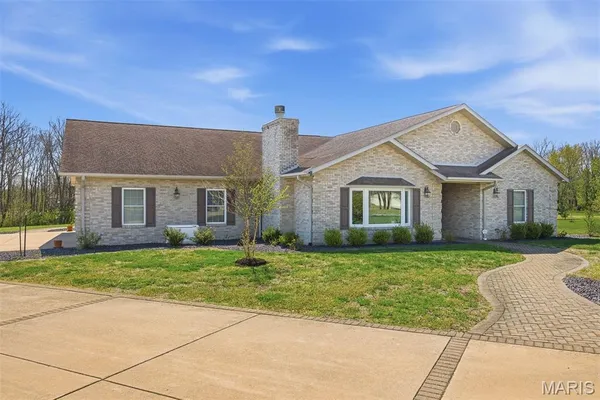$435,000 | 2032 Bluebird Lane, Highland, IL 62249