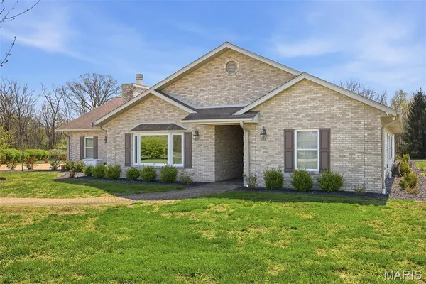 $435,000 | 2032 Bluebird Lane, Highland, IL 62249