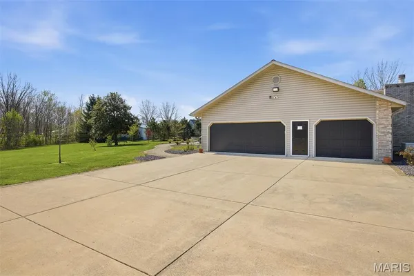 $435,000 | 2032 Bluebird Lane, Highland, IL 62249
