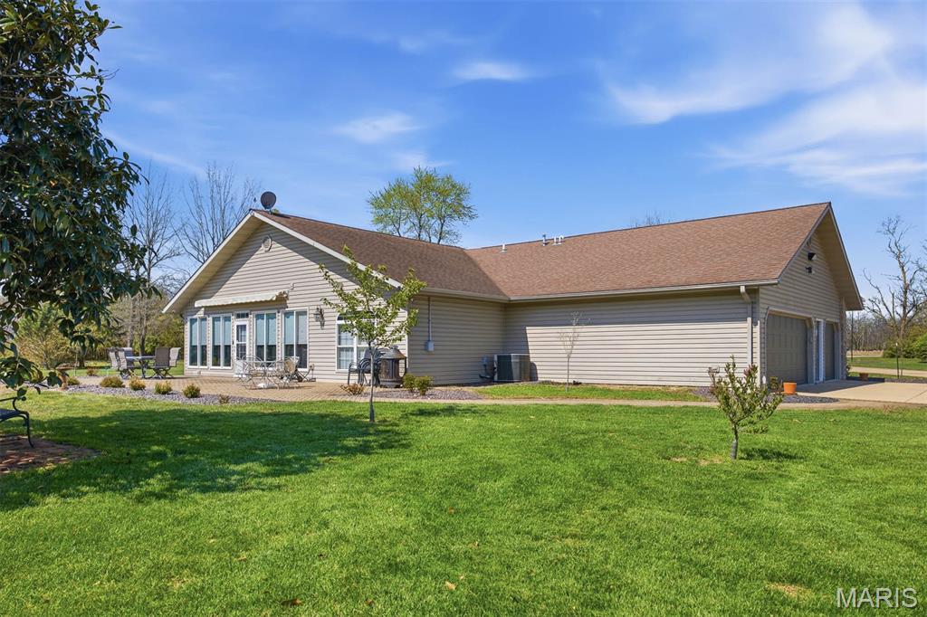 2032 Bluebird Lane Highland, IL 62249 - Photo 38 of 62