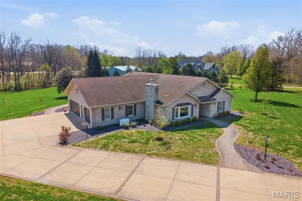 $435,000 | 2032 Bluebird Lane, Highland, IL 62249