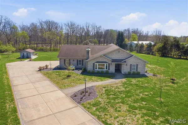 $435,000 | 2032 Bluebird Lane, Highland, IL 62249
