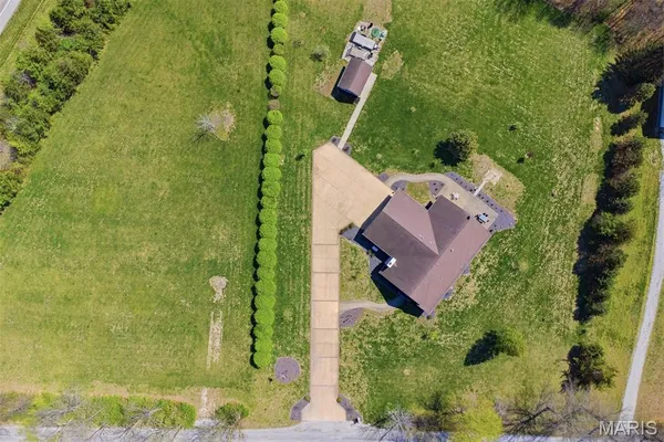 $435,000 | 2032 Bluebird Lane, Highland, IL 62249