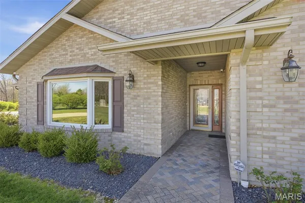 $435,000 | 2032 Bluebird Lane, Highland, IL 62249