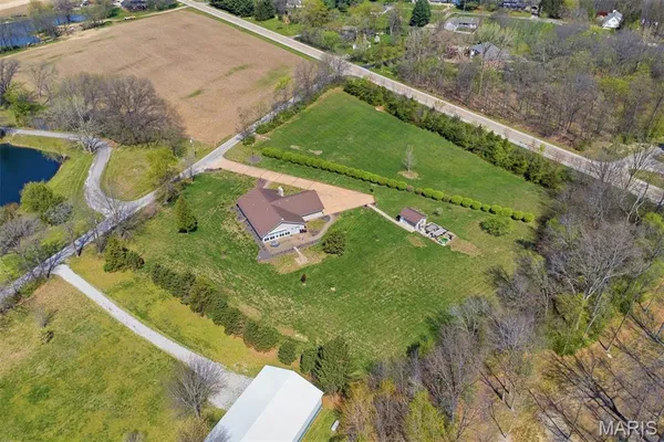 $435,000 | 2032 Bluebird Lane, Highland, IL 62249