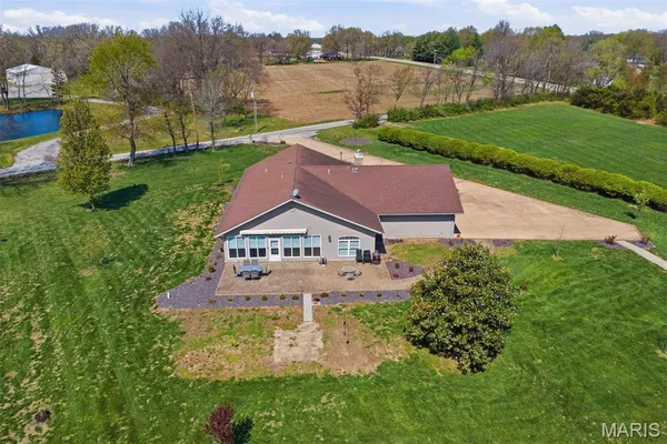 $435,000 | 2032 Bluebird Lane, Highland, IL 62249