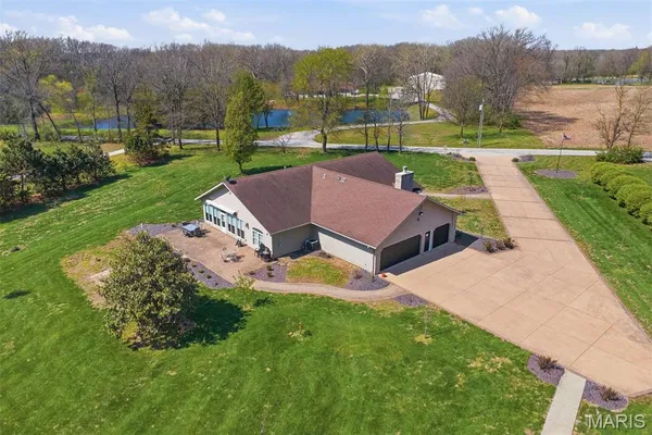 $435,000 | 2032 Bluebird Lane, Highland, IL 62249