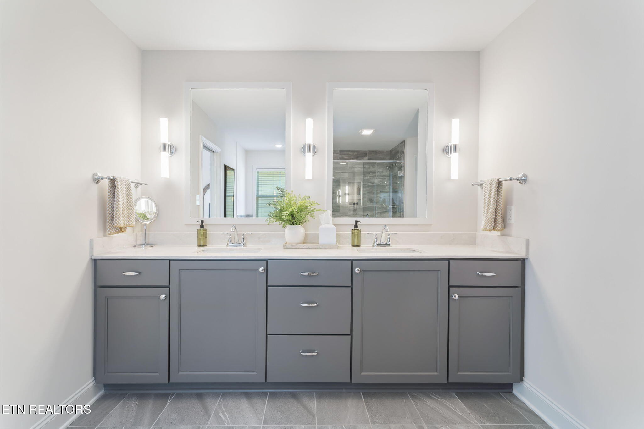 1146 Madison Oaks Road Knoxville, TN 37924 - Photo 26 of 48 a bathroom with a sink and a mirror