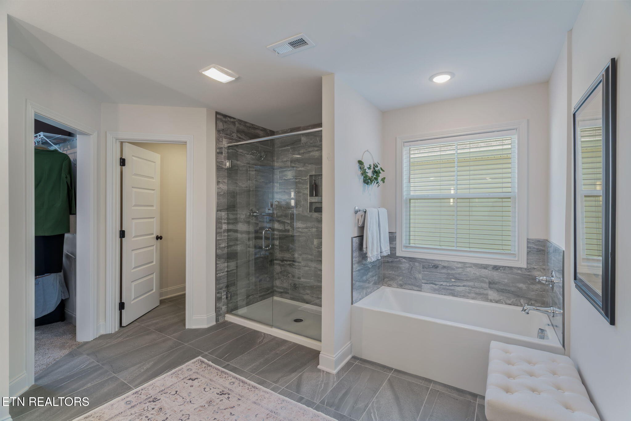 1146 Madison Oaks Road Knoxville, TN 37924 - Photo 28 of 48 a bathroom with a shower and bathtub