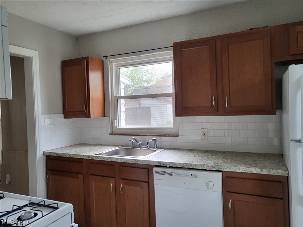 6146 Kelsey Road Cleveland, OH 44129 - Photo 13 of 26