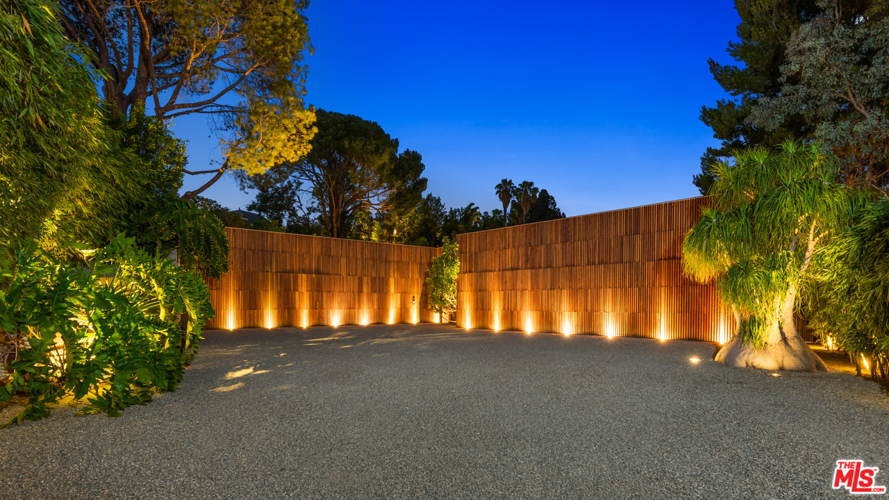 960 North Alpine Drive Beverly Hills, CA 90210 - Photo 1 of 33