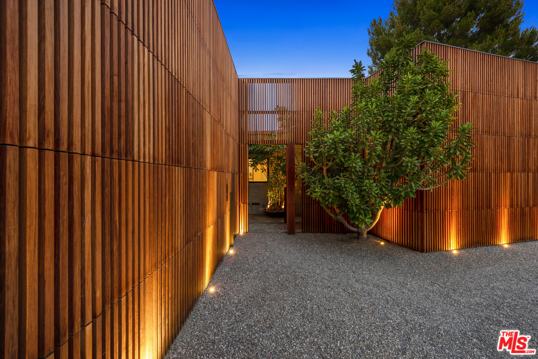 960 North Alpine Drive Beverly Hills, CA 90210 - Photo 5 of 33