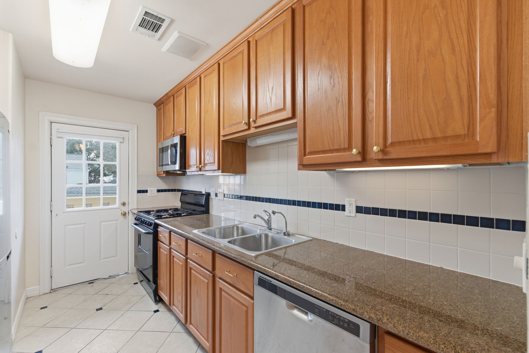 2513 Shakespeare Street, Unit 3 Houston, TX 77030 - Photo 11 of 28 Another view of the kitchen