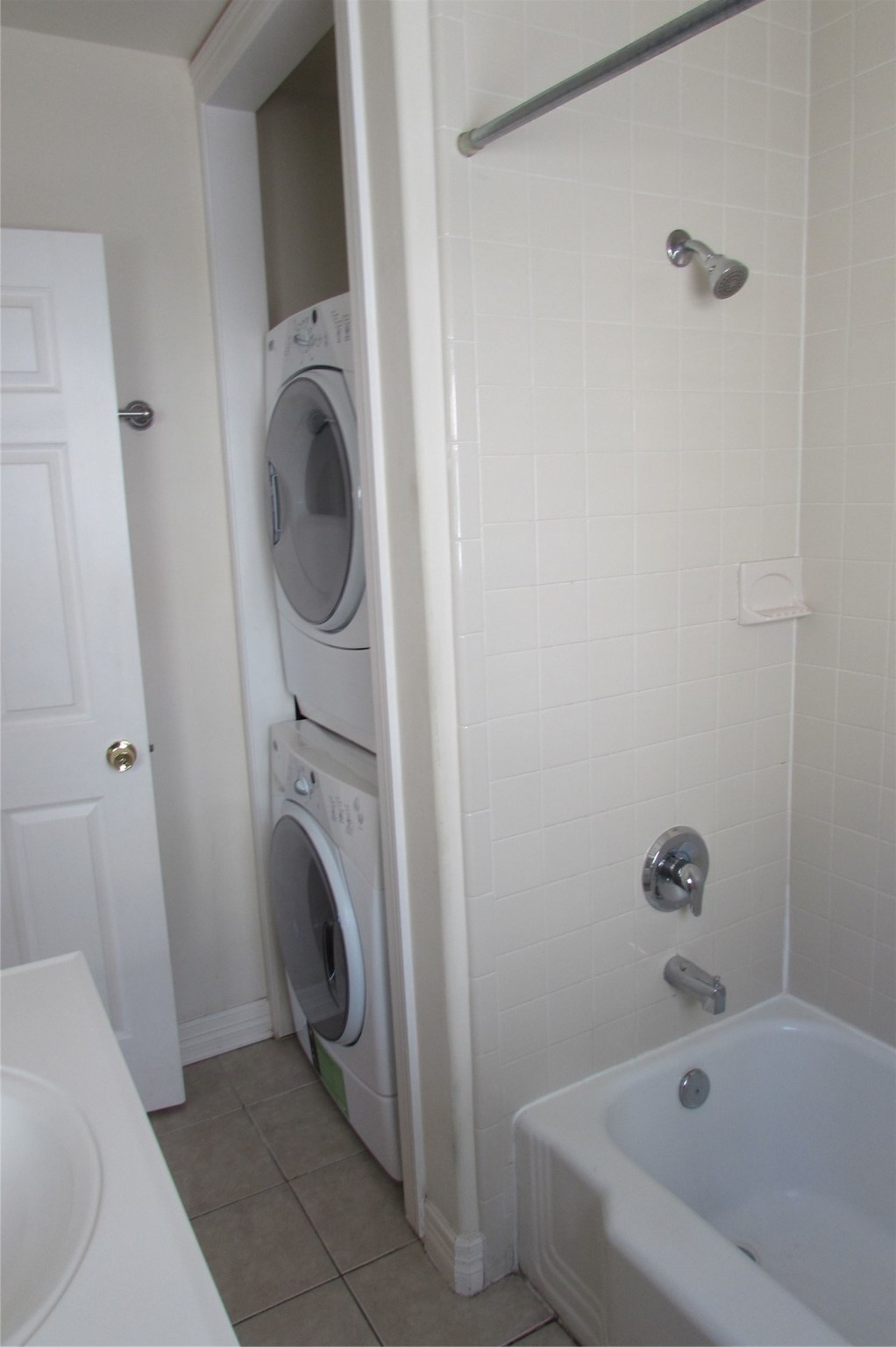 2513 Shakespeare Street, Unit 3 Houston, TX 77030 - Photo 12 of 15 a bathroom with a bathtub and a sink