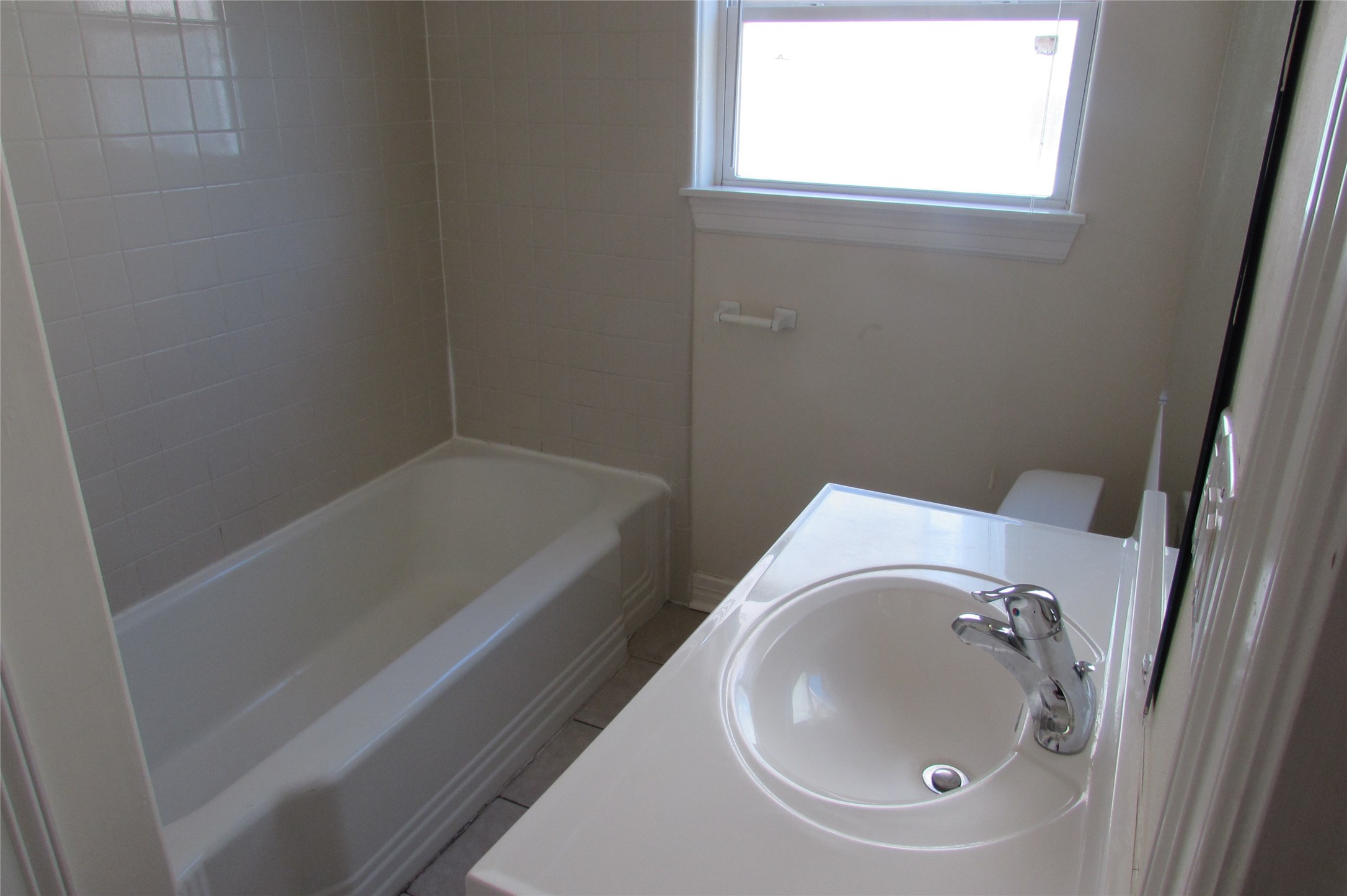 2513 Shakespeare Street, Unit 3 Houston, TX 77030 - Photo 13 of 15 a bathroom with a sink and bathtub