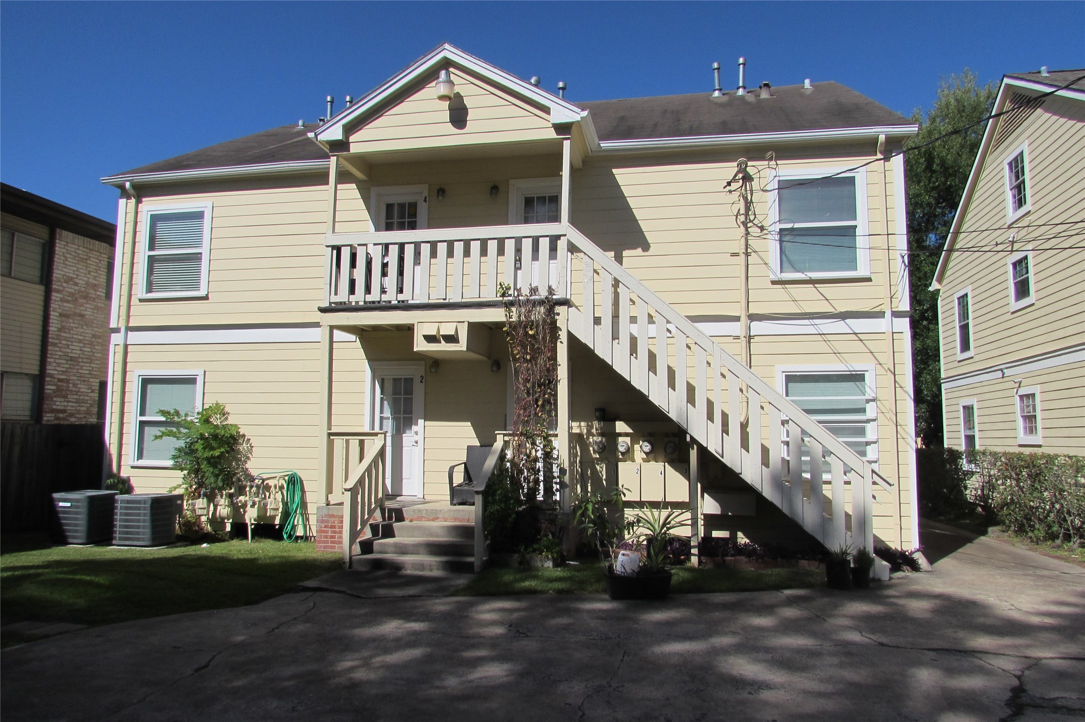 2513 Shakespeare Street, Unit 3 Houston, TX 77030 - Photo 2 of 15 a front view of a house with a yard