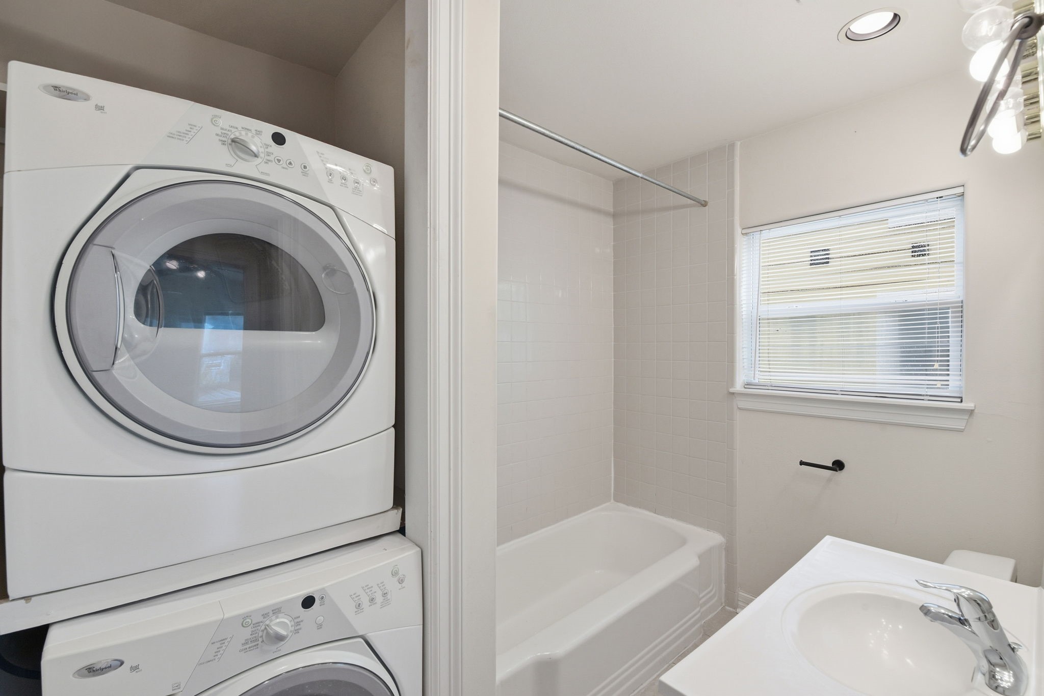 2513 Shakespeare Street, Unit 3 Houston, TX 77030 - Photo 21 of 28 Full Bath