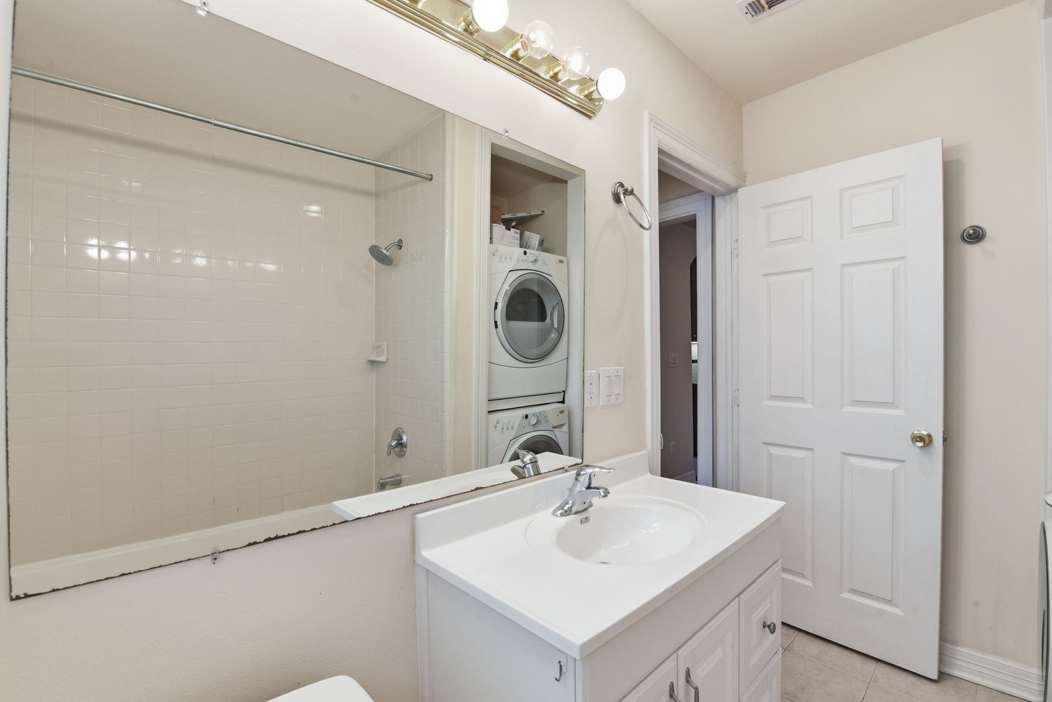 2513 Shakespeare Street, Unit 3 Houston, TX 77030 - Photo 22 of 28 Full Bath