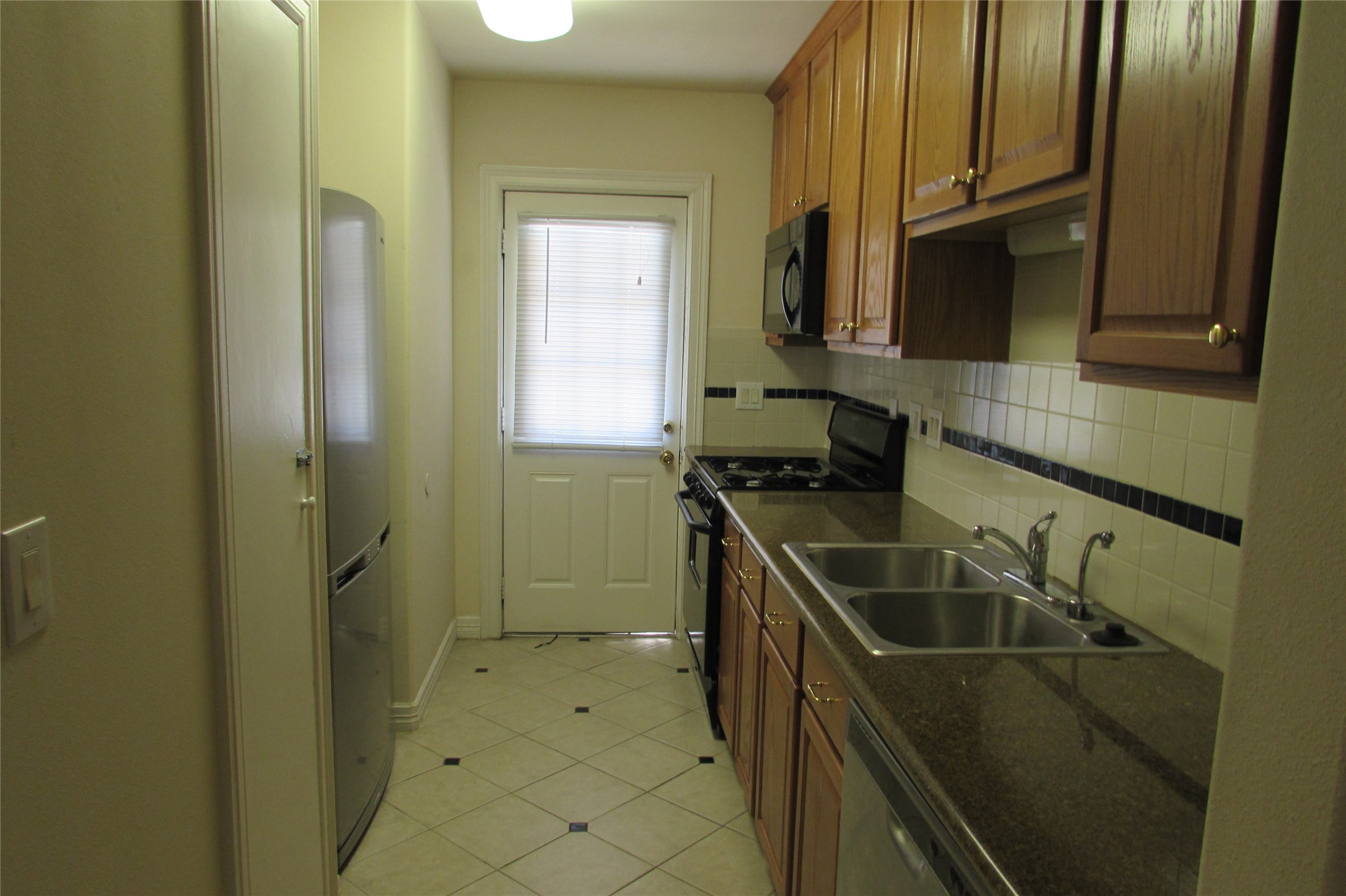 2513 Shakespeare Street, Unit 3 Houston, TX 77030 - Photo 4 of 15 a bathroom with a sink and a mirror