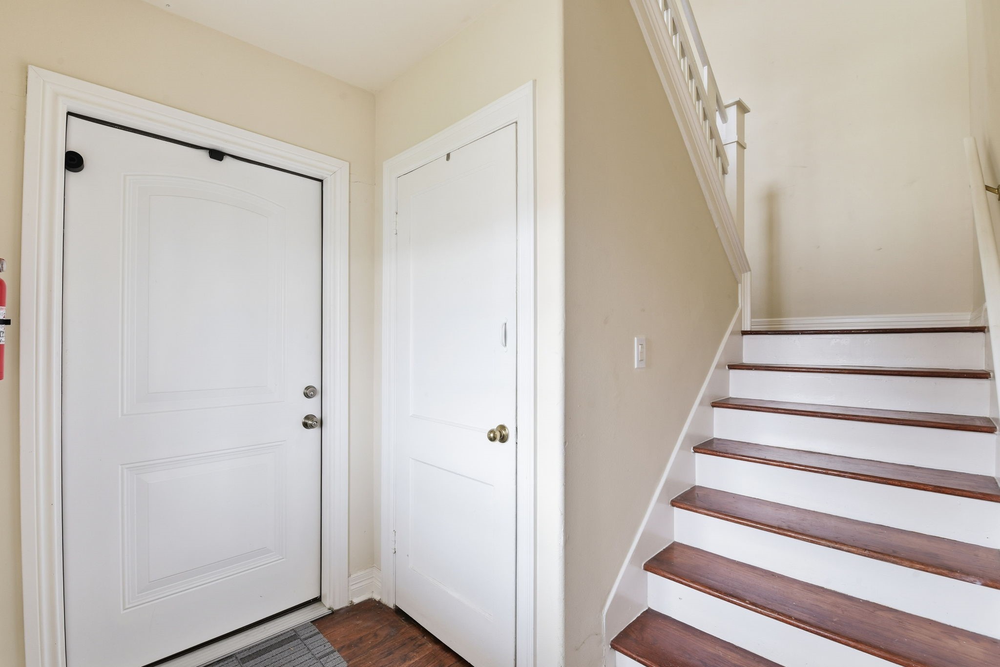 2513 Shakespeare Street, Unit 3 Houston, TX 77030 - Photo 9 of 28 Another view of the share entryway.