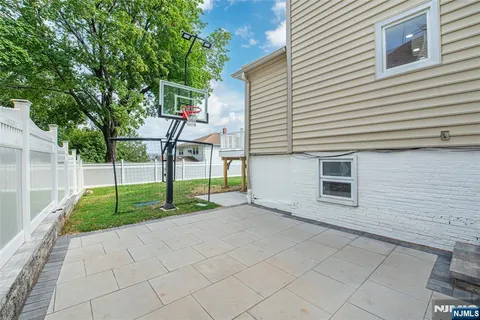 a view of a house with backyard and trees