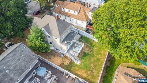 a view of a yard in front of house