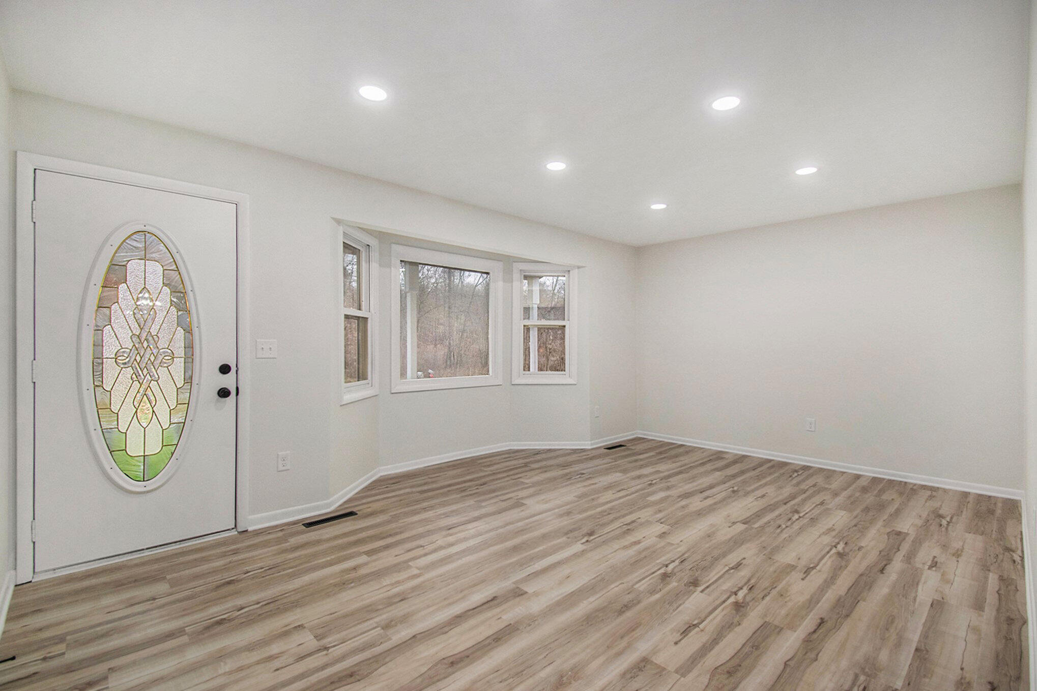 17455 Starbrick Street Edwardsburg, MI 49112 - Photo 3 of 25 003_photo_nov_15_2025_12_36_25_pm_316