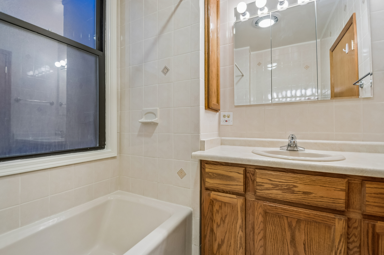 1354 West George Street, Unit 1 Chicago, IL 60657 - Photo 9 of 13